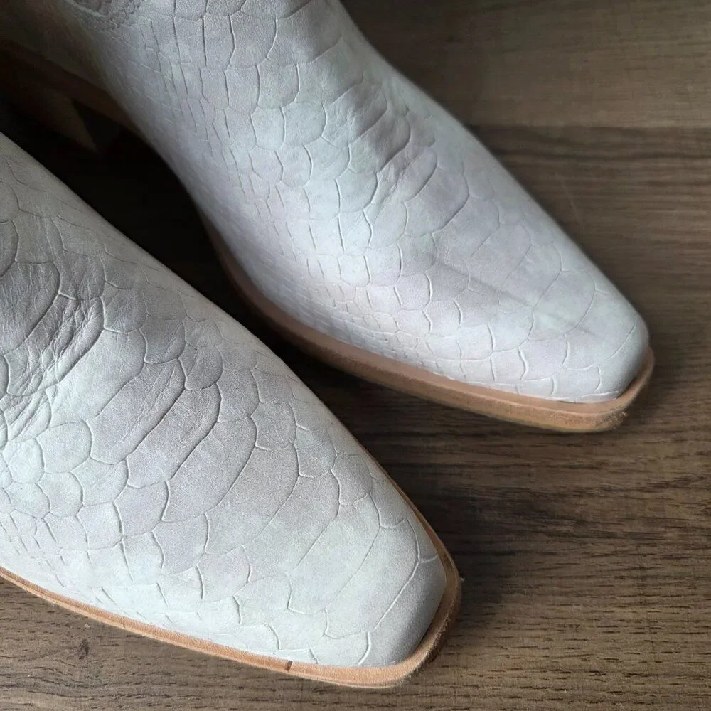 NEVER WORN LIKE NEW DONAL J PLINER BONE WHITE LEATHER /TAN MARISOL BOOTIES 8M